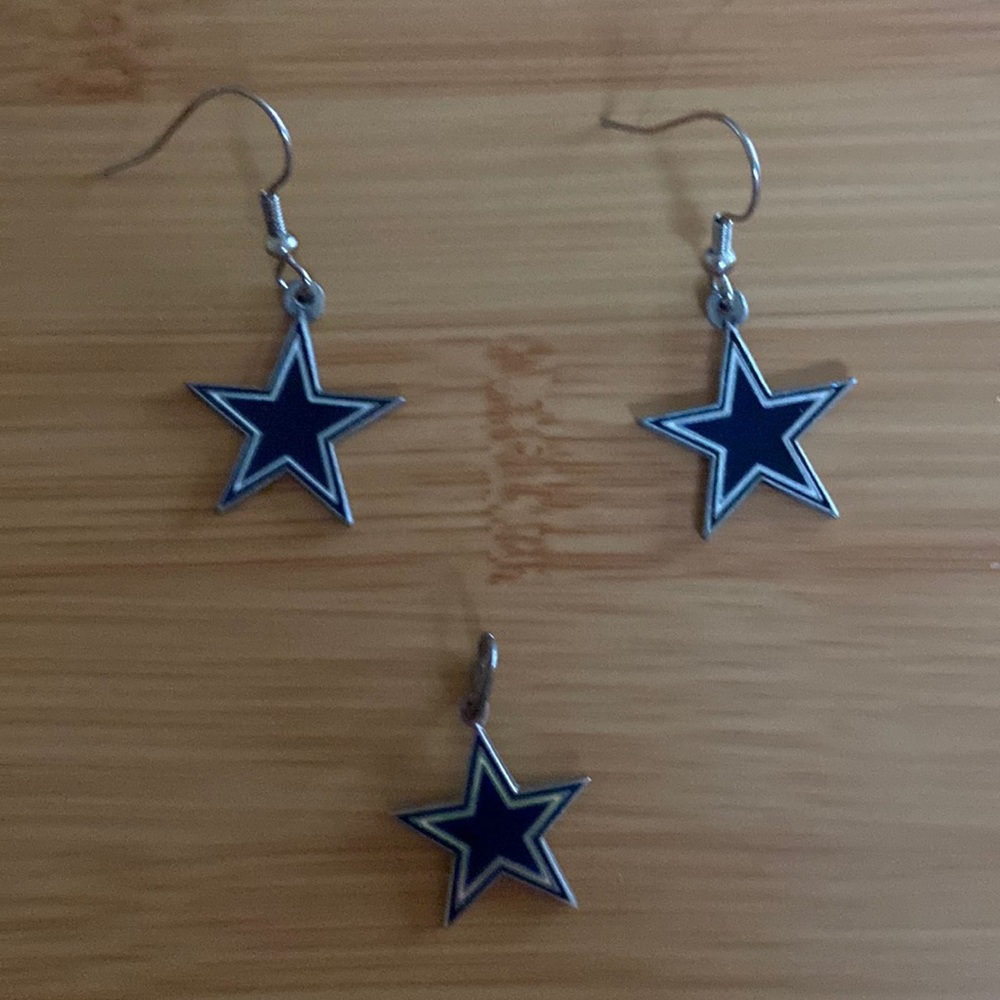 Retro officially licensed Dallas Cowboys earrings and necklace set